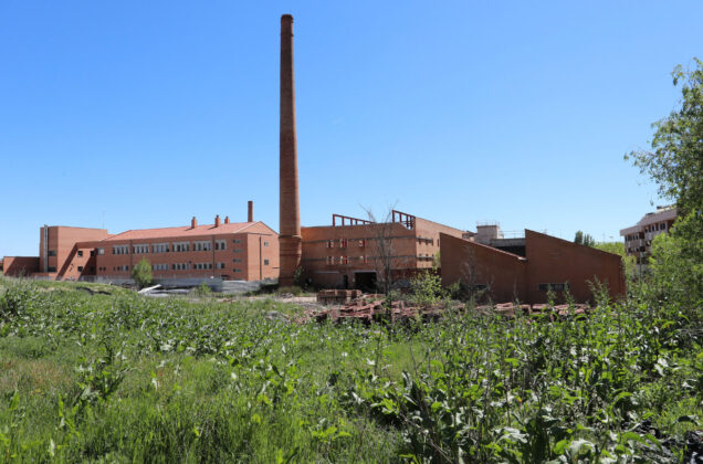 Brágimo - Obras paralizadas del futuro palacio de congresos en el edificio que ocupó una tejera en el barrio del Cristo de la capital palentina