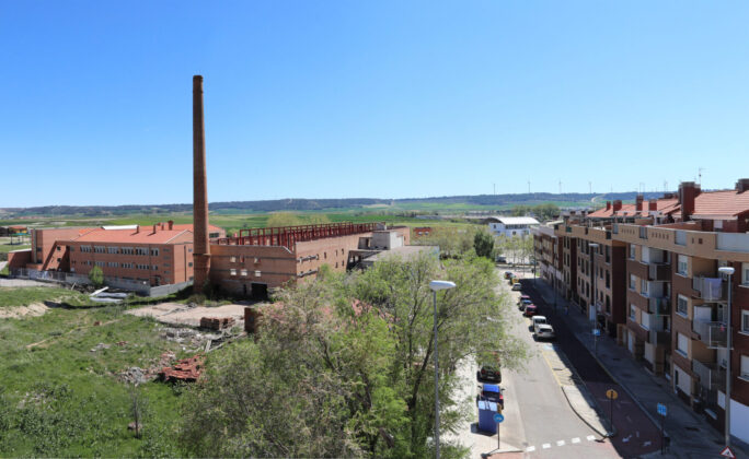 Brágimo - Obras paralizadas del futuro palacio de congresos en el edificio que ocupó una tejera en el barrio del Cristo de la capital palentina