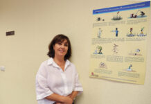 Brágimo - La jefa de la sección de Protección de la Salud, Ana María Ortega, junto a un poster informativo sobre las normas para protejerse de las enfermedades transmitidas por las garrapatas