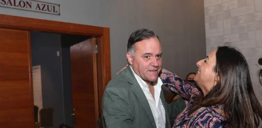 Miriam Andrés y Domiciano Curiel se abrazan tras firmar el acuerdo de conformación de gobierno // ICAL