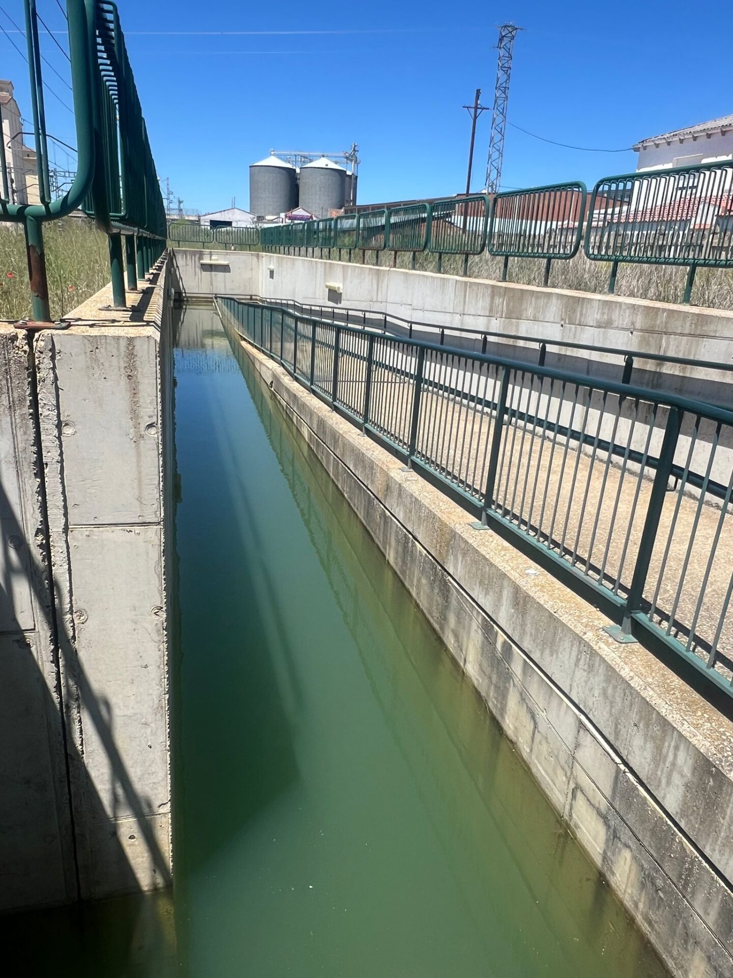 Estado de inundación del paso subterráneo para personas con movilidad reducida, completamente lleno de agua, en la estación de Villada.