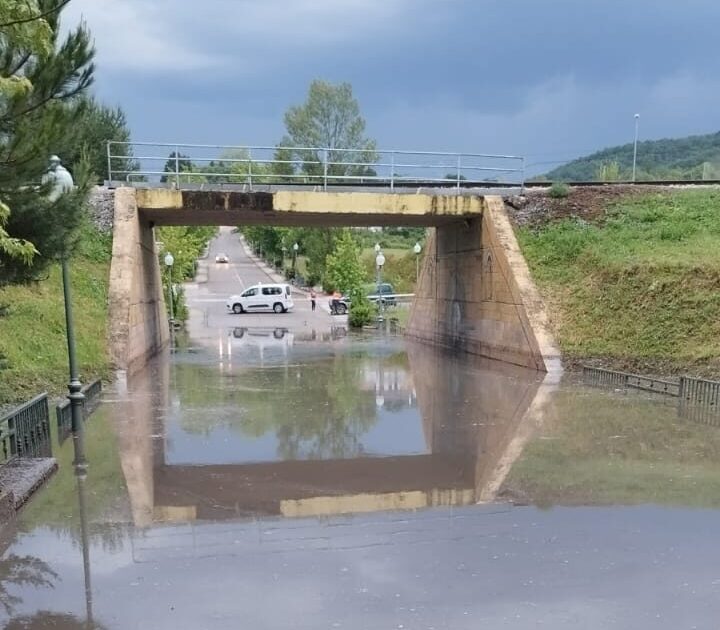 Paso subterráneo de la avenida de San Isidro en Guardo, inundado por la tormenta de esta tarde. / Bomberos de Guardo