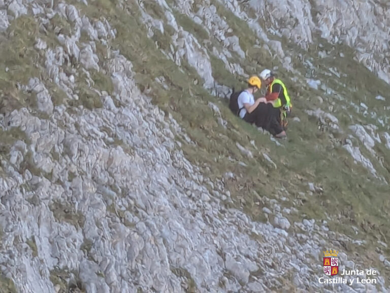 Montañero socorrido en el monte Espigüete