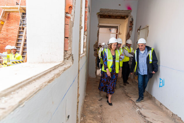 La presidenta de la Diputación, Ángeles Armisén, acompañada del diputado de Acción Territorial, Urbano Alonso; del jefe de obra de ACCIONA, Fernando Salmerón(I); y del diputado del área Social, Juan Antonio Obispo, visitan el estado de las obras de la nueva Escuela de Enfermería Dr. Dacio Crespo.