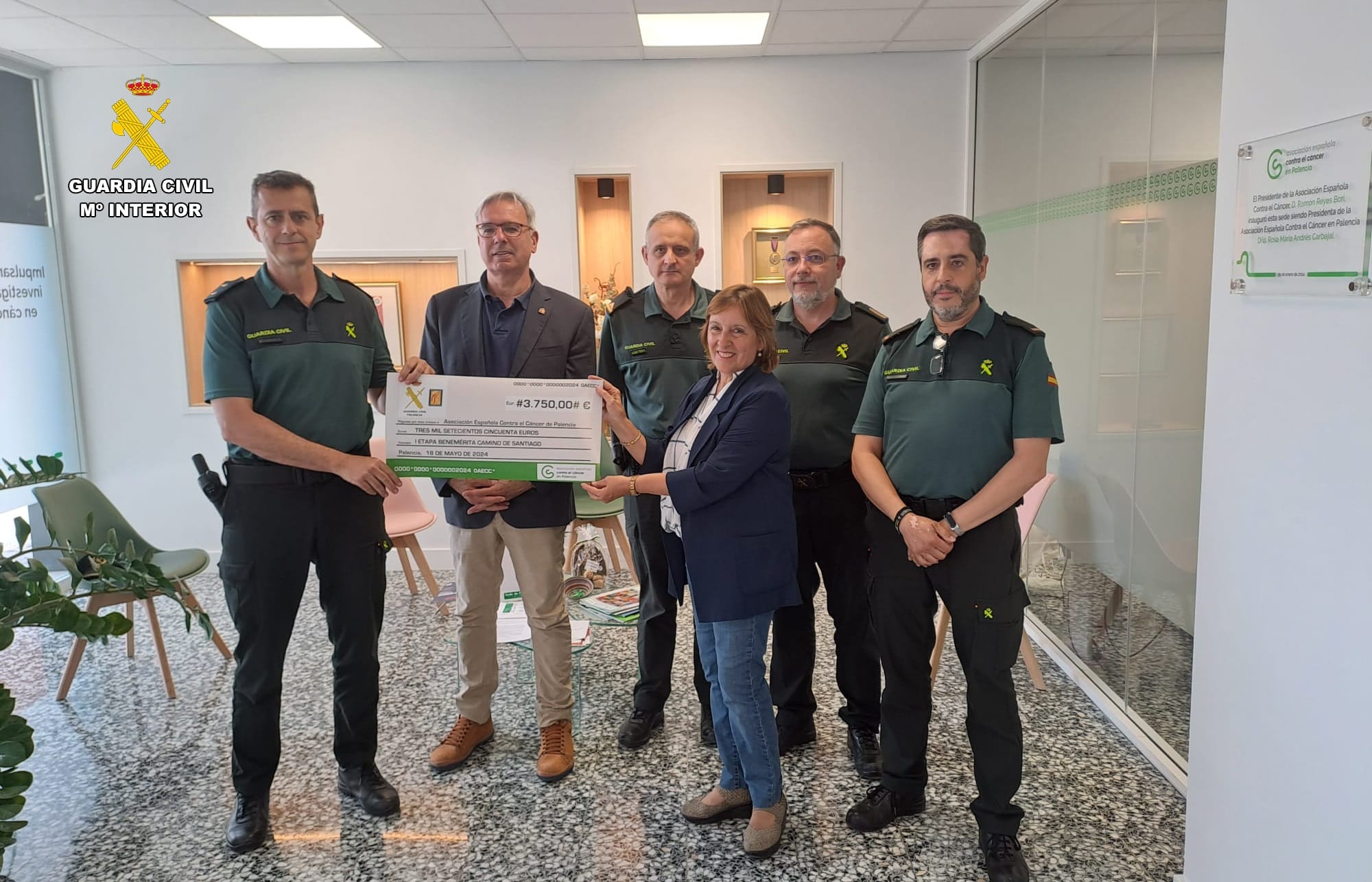 Entrega del cheque a la AECC de Palencia.