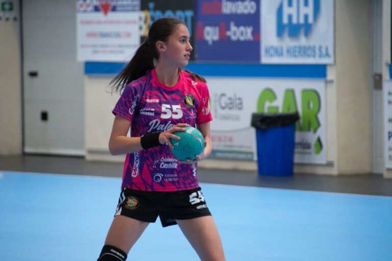 Ainara Robles, jugadora del Club Balonmano Palencia Femenino