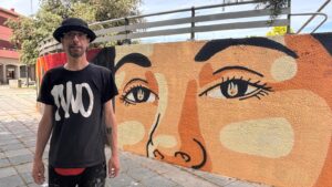 Fumantwo ante su grafiti en San Juanillo