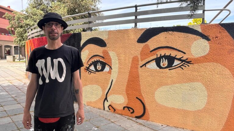 Fumantwo ante su grafiti en San Juanillo