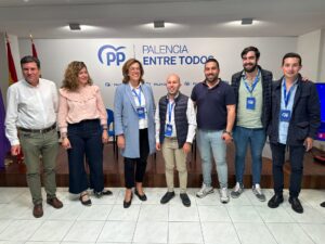 Armisén (3i) junto a parte del equipo de campaña del PP de Palencia.