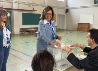 La presidenta del PP de Palencia, Ángeles Armisén, ejerciendo durante la jornada de ayer su derecho a voto