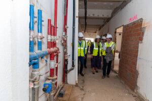 La presidenta de la Diputación, Ángeles Armisén, acompañada del diputado de Acción Territorial, Urbano Alonso; del jefe de obra de ACCIONA, Fernando Salmerón(I); y del diputado del área Social, Juan Antonio Obispo, visitan el estado de las obras de la nueva Escuela de Enfermería Dr. Dacio Crespo.