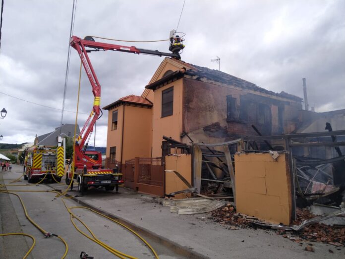 Un incendio provoca daños materiales en una vivienda de dos plantas de Cacabelos (León)