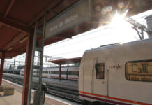 Dos trenes de Media Distancia parados en la estación de Venta de Baños por una afección en el servicio ferroviario entre Palencia y la localidad venteña. / ICAL
