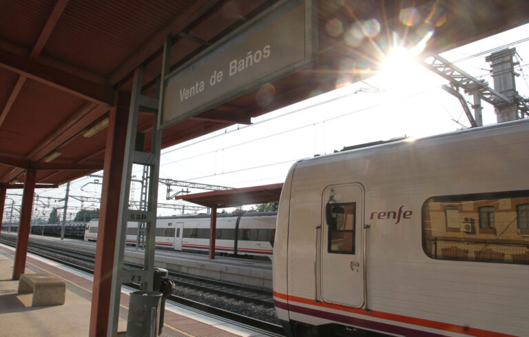 Dos trenes de Media Distancia parados en la estación de Venta de Baños por una afección en el servicio ferroviario entre Palencia y la localidad venteña. / ICAL