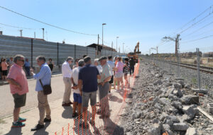 Protesta con el anuncio de la empresa de realizar trabajos nocturnos para construir la pasarela y el cambio del emplazamiento del colector así como el ofrecimiento a los residentes del Camino Viejo de Husillos de un hotel mientras duren las obras