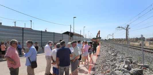 Protesta con el anuncio de la empresa de realizar trabajos nocturnos para construir la pasarela y el cambio del emplazamiento del colector así como el ofrecimiento a los residentes del Camino Viejo de Husillos de un hotel mientras duren las obras