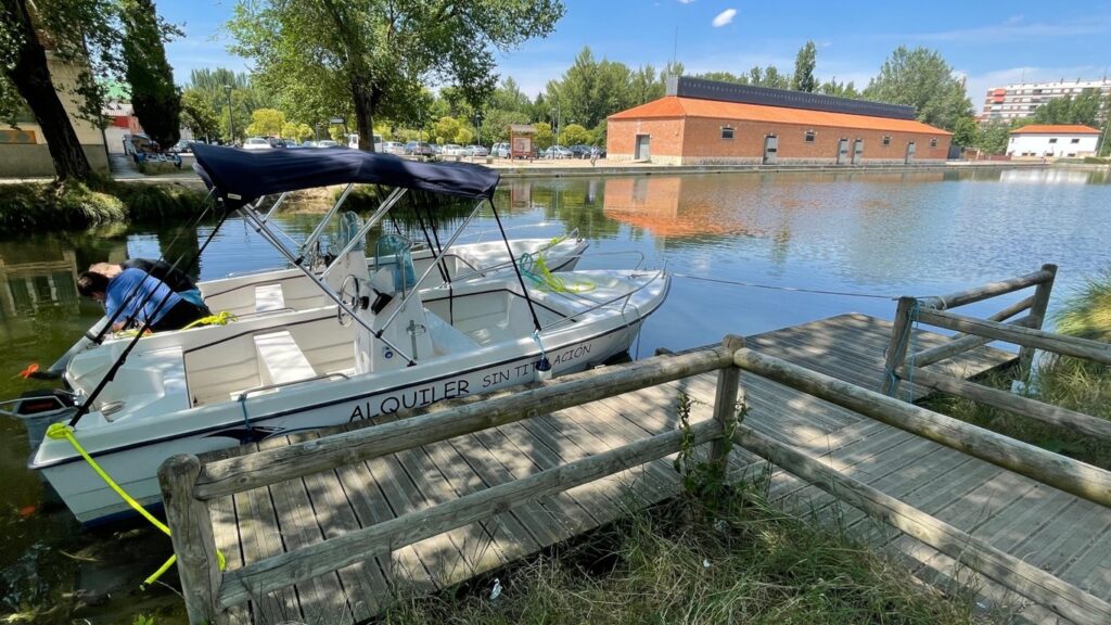 Barcas turísticas en la Dársena del Canal 2024