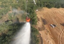 Imagen de la extinción de un incendio en la provincia de Palencia desde el helicóptero. / @naturalezacyl
