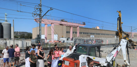 Protesta con el anuncio de la empresa de realizar trabajos nocturnos para construir la pasarela y el cambio del emplazamiento del colector así como el ofrecimiento a los residentes del Camino Viejo de Husillos de un hotel mientras duren las obras. / Brágimo (ICAL)