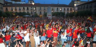Ambiente en la plaza Mayor de Palencia para ver en directo la final de la Eurocopa entre España e Inglaterra