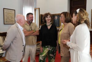Brágimo / La presidenta de la Diputación de Palencia, Ángeles Armisén ; junto a la primera becada, la artista Sally Gutiérrez, al diputado Javier Villefruela; al director de la fundación Díaz Caneja, Juan Guardiola; y la diputada de Cultura, Carolina Valbuena Bermúdez, presentan el premio Residencia Caneja 2024