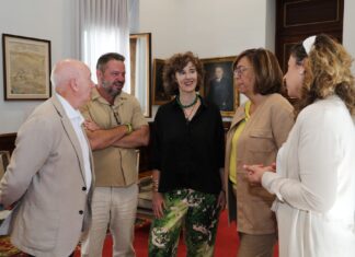 Brágimo / La presidenta de la Diputación de Palencia, Ángeles Armisén ; junto a la primera becada, la artista Sally Gutiérrez, al diputado Javier Villefruela; al director de la fundación Díaz Caneja, Juan Guardiola; y la diputada de Cultura, Carolina Valbuena Bermúdez, presentan el premio Residencia Caneja 2024