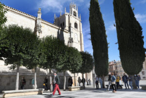 Imagen de archivo de turistas se disponen a entrar en la catedral de Palencia.