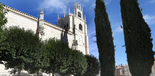 Imagen de archivo de turistas se disponen a entrar en la catedral de Palencia.
