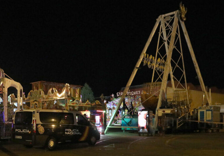 Ambulancias y policía nacional en recinto ferial de Palencia en la pasada noche. / Brágimo (ICAL)