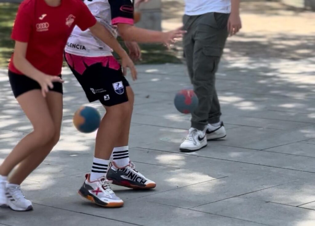 Niños jugando a balonmano en el Parque de los Jardinillos