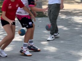 Niños jugando a balonmano en el Parque de los Jardinillos
