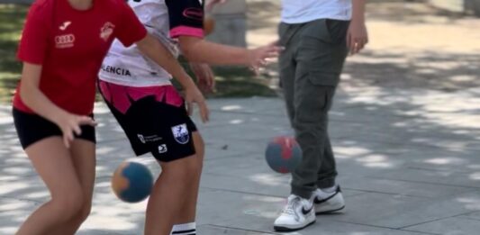 Niños jugando a balonmano en el Parque de los Jardinillos