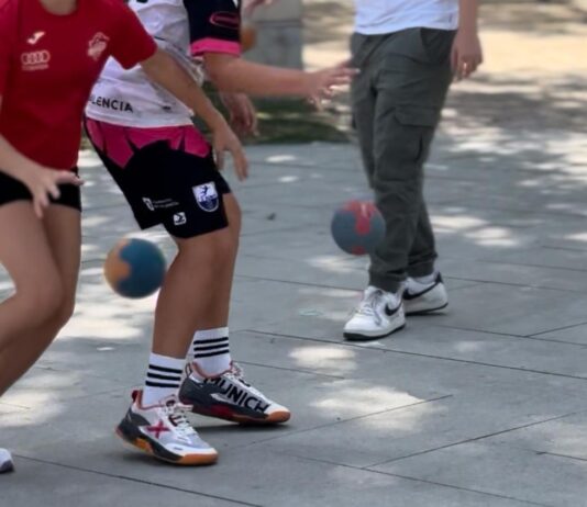 Niños jugando a balonmano en el Parque de los Jardinillos
