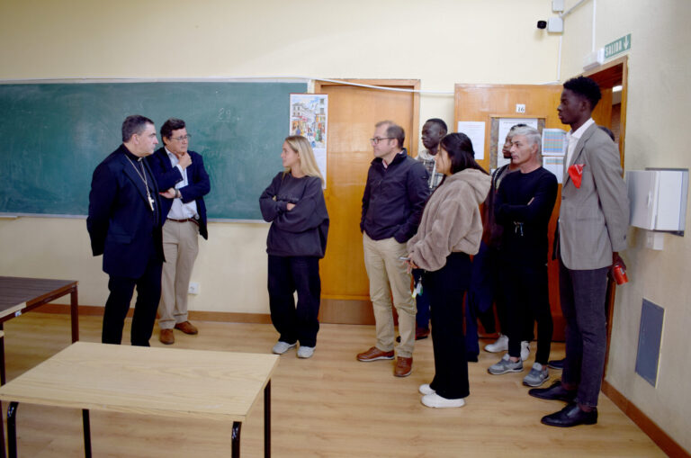 El obispo de Palencia visita el colegio de los Barnabitas para conocer el día a día de los 90 migrantes africanos acogidos