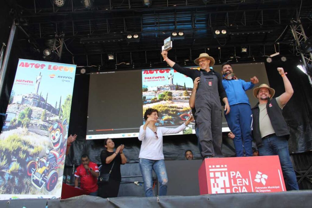 Entrega de premios en la Carrera de Autos Locos en Palencia