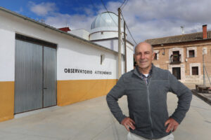 Javier Treceño junto a su observatorio astronómico en Marcilla de Campos