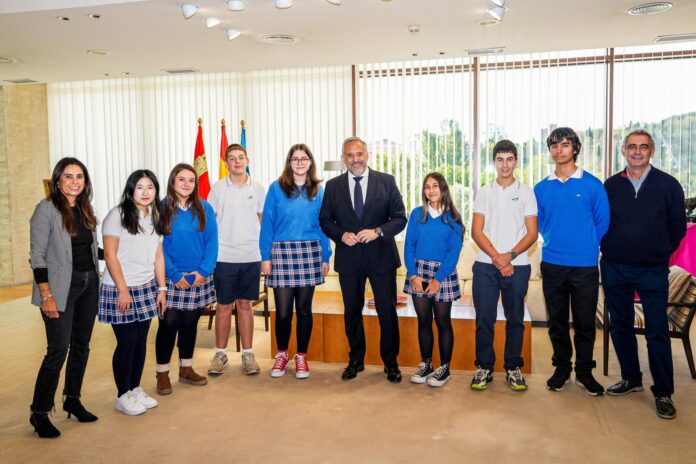 El presidente de las Cortes de Castilla y León recibe a los ganadores de la VII Edición del Premio Valores Democráticos