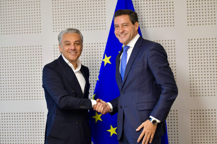 Raúl de la Hoz se reúne con el consejero delegado del Grupo Renault, Luca de Meo