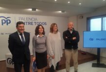 Carlos Fernández Carriedo, Mercedes Cófreces, Ángeles Armisén y Luis Calderón, tras una rueda de prensa. / Óscar Herrero