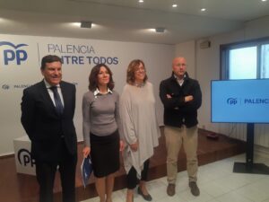 Carlos Fernández Carriedo, Mercedes Cófreces, Ángeles Armisén y Luis Calderón, tras una rueda de prensa. / Óscar Herrero