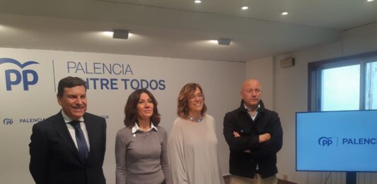 Carlos Fernández Carriedo, Mercedes Cófreces, Ángeles Armisén y Luis Calderón, tras una rueda de prensa. / Óscar Herrero