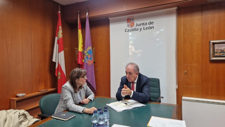 Reunión entre el delegado territorial de Palencia, José Antonio Rubio, y la alcaldesa de Cisneros, Rosa María Aldea