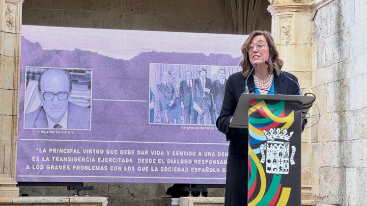 Ángeles Armisén, durante su discurso en el Día de la Provincia, con la imagen de Enrique Fuentes Quintana a su espalda.