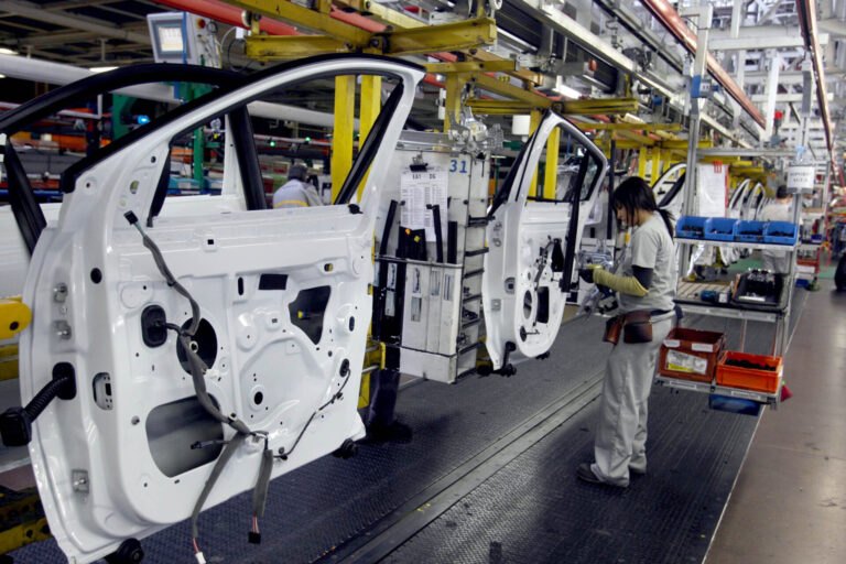 Imagen de archivo del interior de la factoría de Renault en Villamuriel de Cerrato. / ICAL