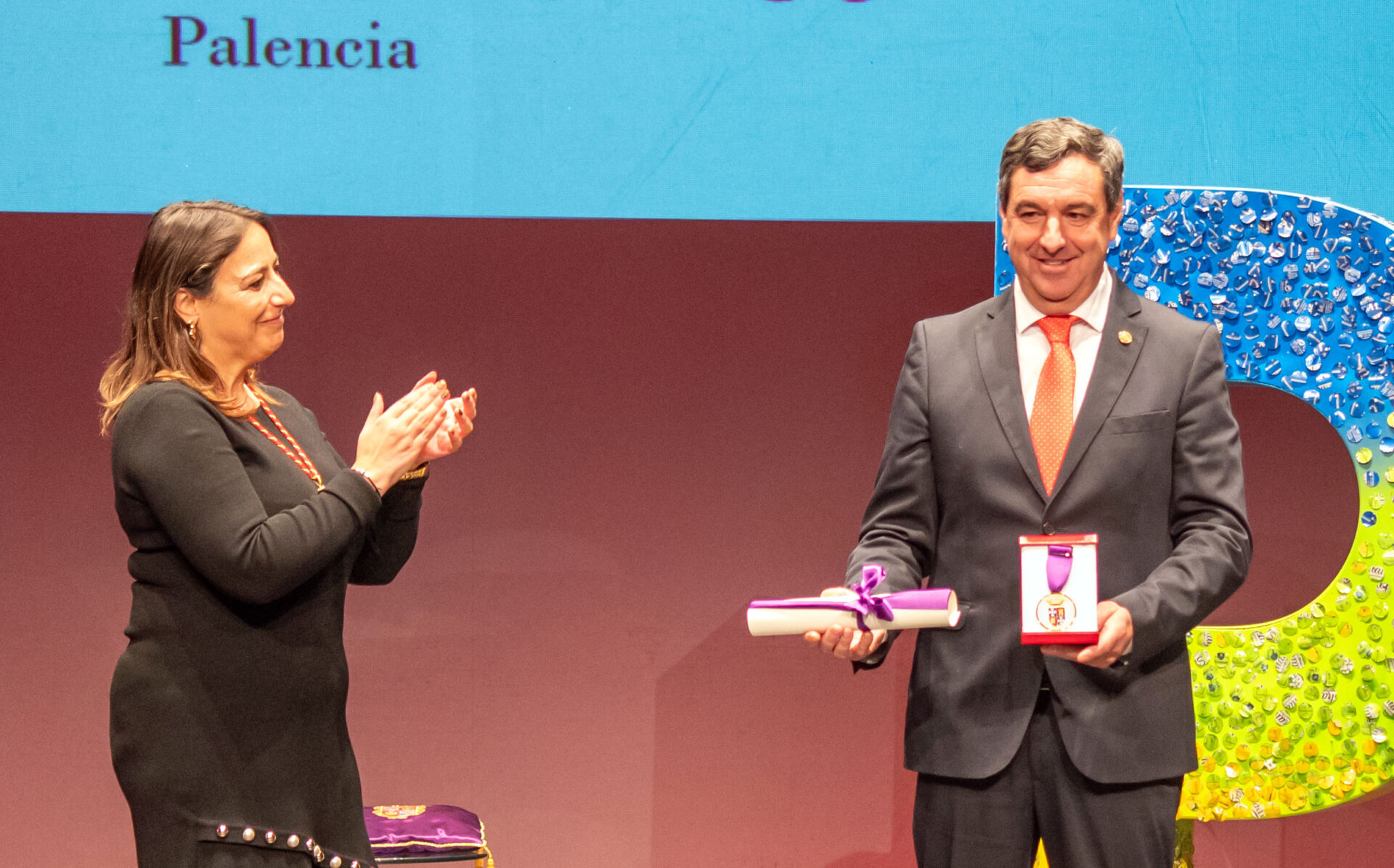 La alcaldesa de Palencia, Miriam Andrés, entrega la Medalla de Oro de la Ciudad al vicepresidente de la Cámara Oficial de Comercio, Industria y Servicios de Palencia, Santiago Tejedor. / Brágimo (ICAL)