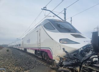 Al menos dos fallecidos en una colisión entre un tren y un turismo en Husillos