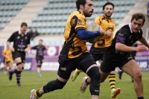 Guille corre junto a un jugador charro en el partido celebrado ayer