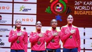 Nieto, segunda por la derecha, levanta junto a sus compañeras la copa de campeonas del mundo de karate
