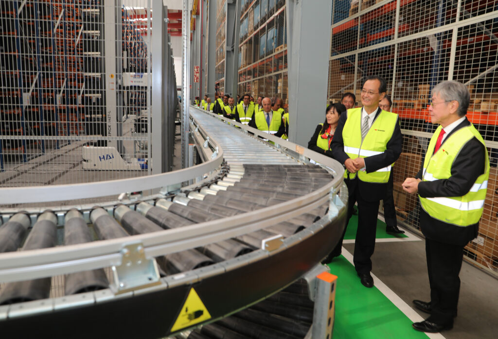 Brágimo / ICAL . Inauguración del nuevo Centro Logístico de Yazaki en Palencia. El evento cuenta con la presencia de altos ejecutivos de Yazaki Europa, Medio Oriente y África (Y-EMEA) y Nippon Express, así como del embajador de Japón en España, Takahiro Nakamae, y representantes de las autoridades locales y regionales, en la imagen el chairman Munenori Yamada (I) junto al embajador