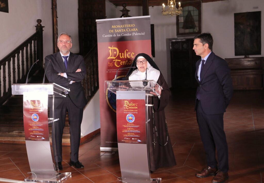 El presidente de las Cortes de Castilla y León, Carlos Pollán; junto al presidente de la fundación Castila y León, Juan Zapatero; y a sor Micaela,presenta en el Monasterio de santa Clara las jornadas de repostería de convento Dulce Tentación' en Carrión de los Condes (Palencia). Brágimo / ICAL
